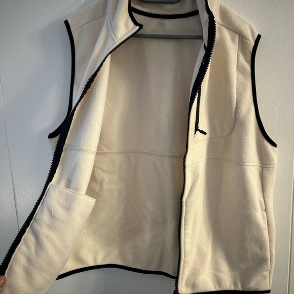 fleece vest - Picture 3 of 4